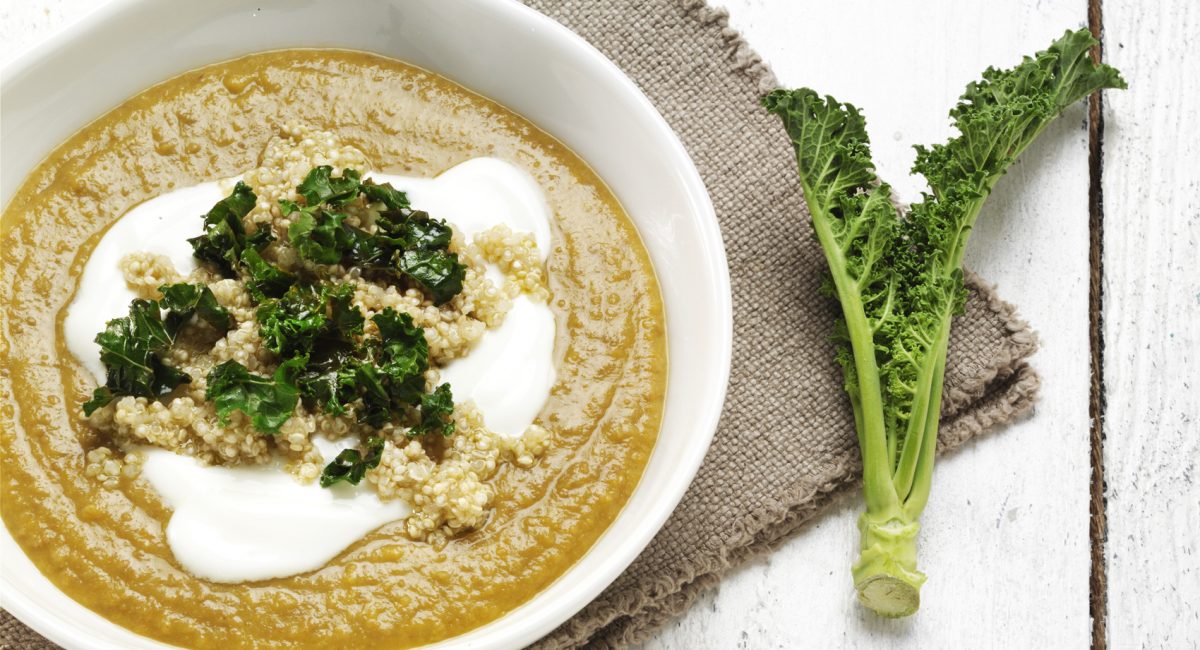 Crème de carottes au Quinoa Real, chou kale et lentilles