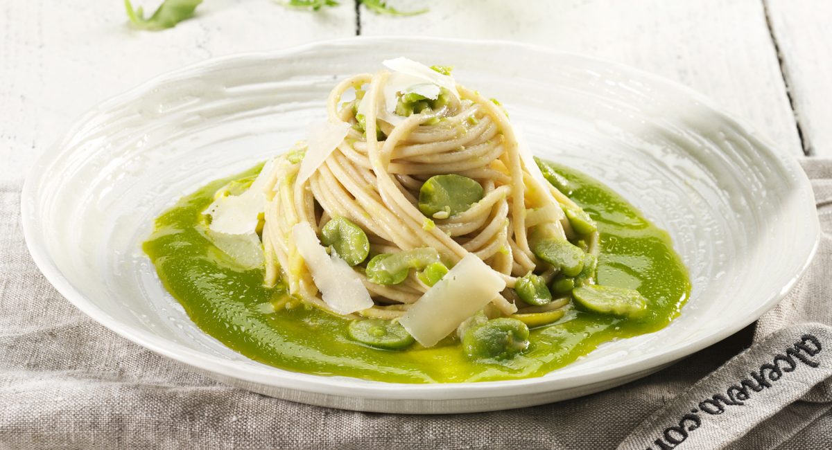 Spaghettis à l’épeautre au pesto de fèves, pecorino et crème de roquette