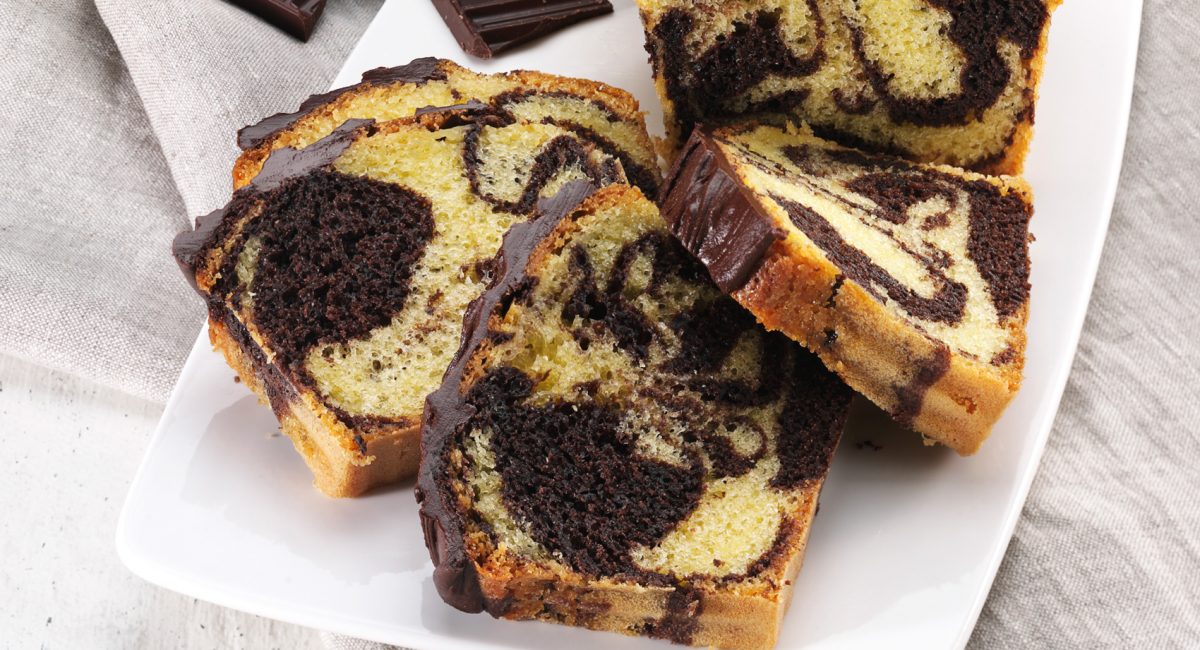 Cake au chocolat noir avec sel marin et glaçage au miel mille fleurs